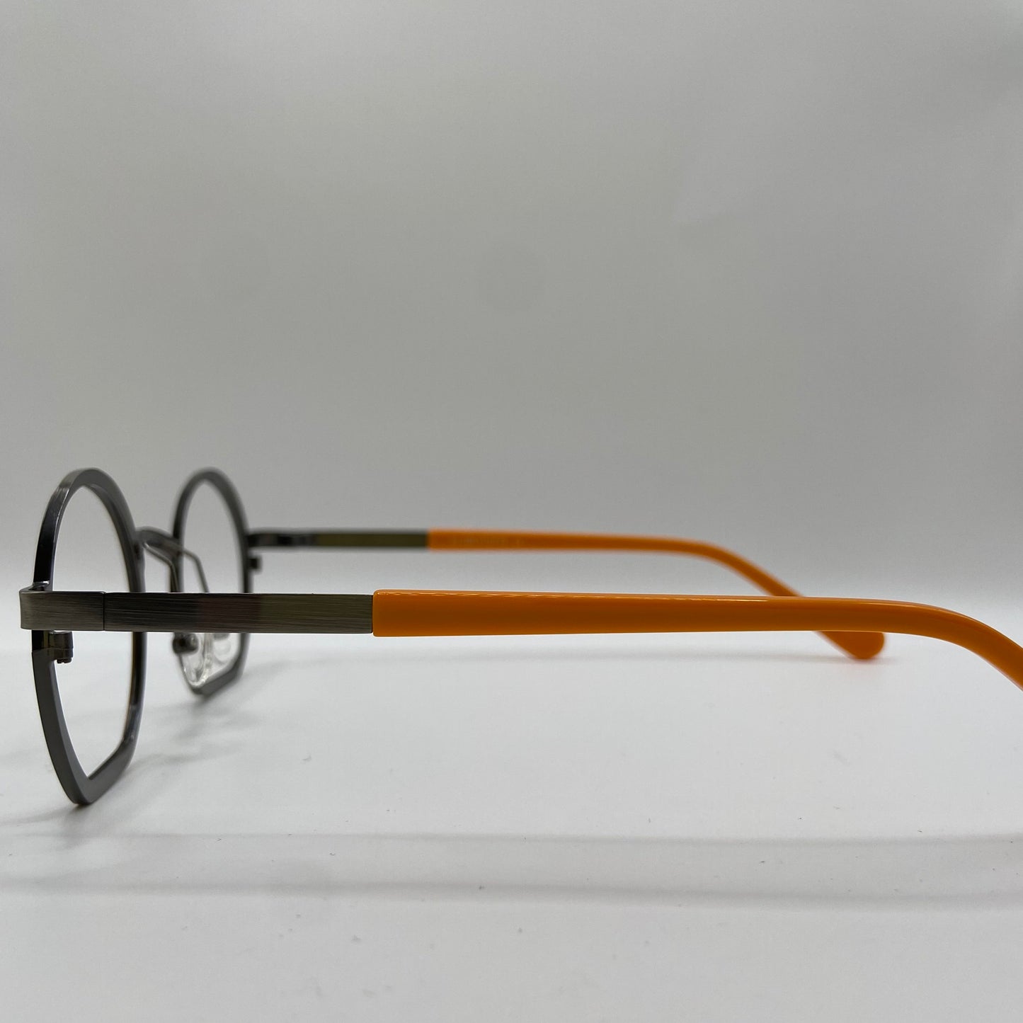 EN KUNSTNERISK BRILLE MED KARAKTER..
