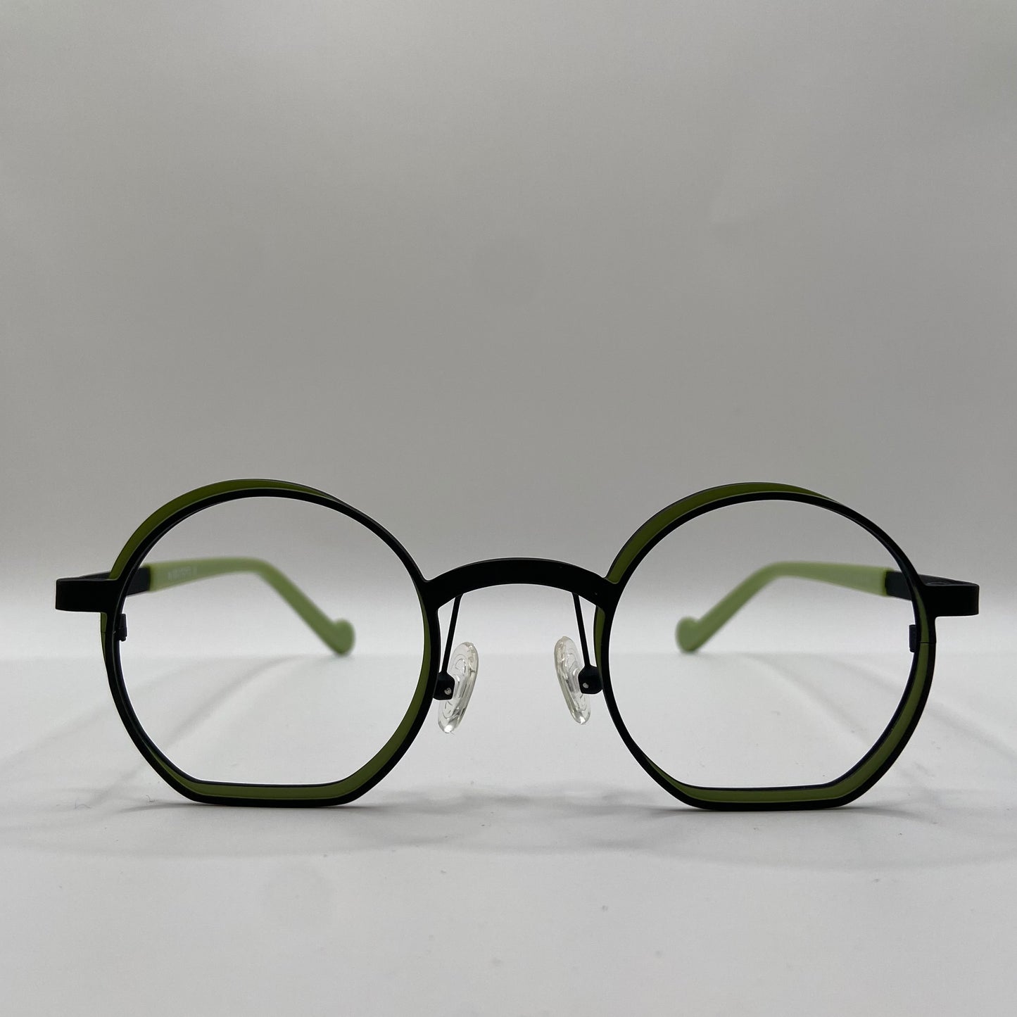EN KUNSTNERISK BRILLE MED KARAKTER..
