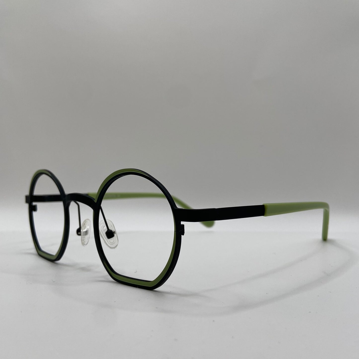EN KUNSTNERISK BRILLE MED KARAKTER..