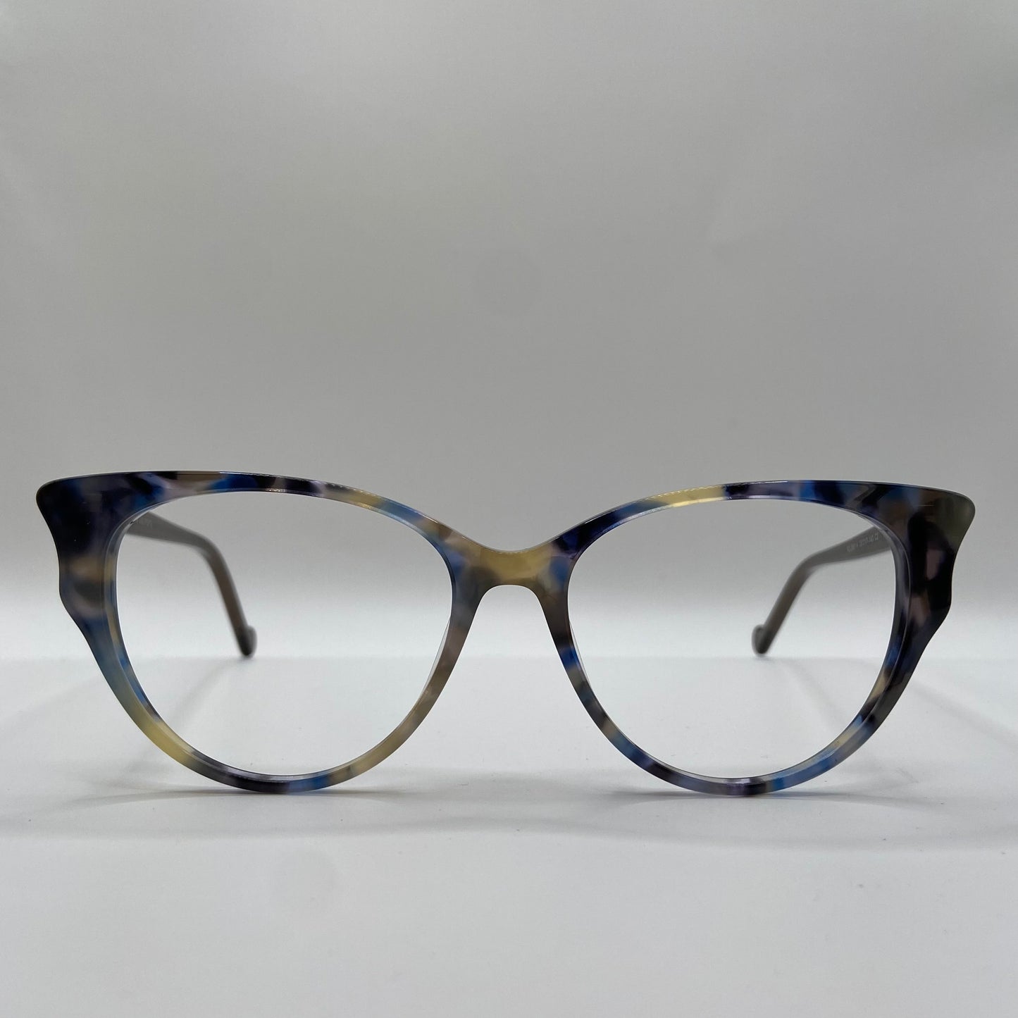 EN BRILLE MED ATTITUDE