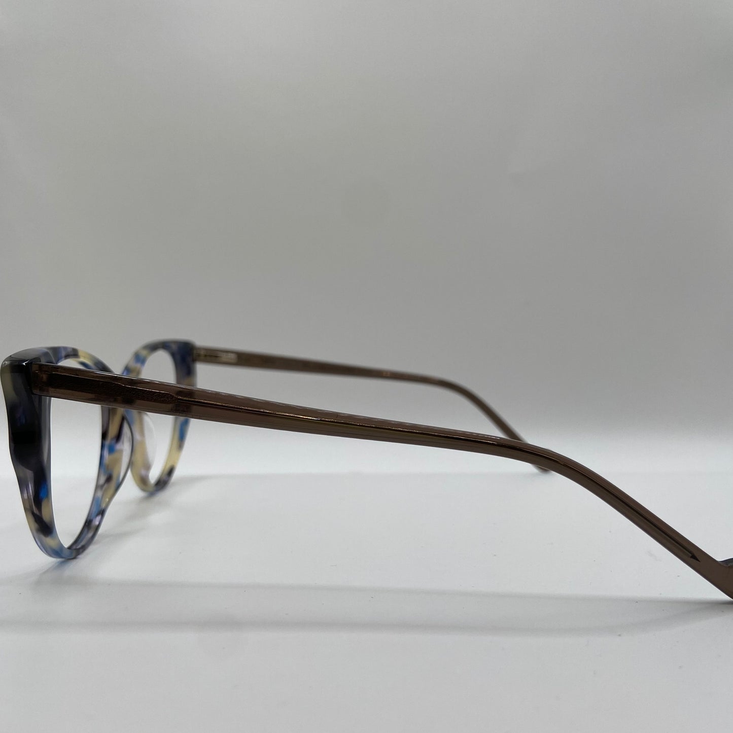 EN BRILLE MED ATTITUDE