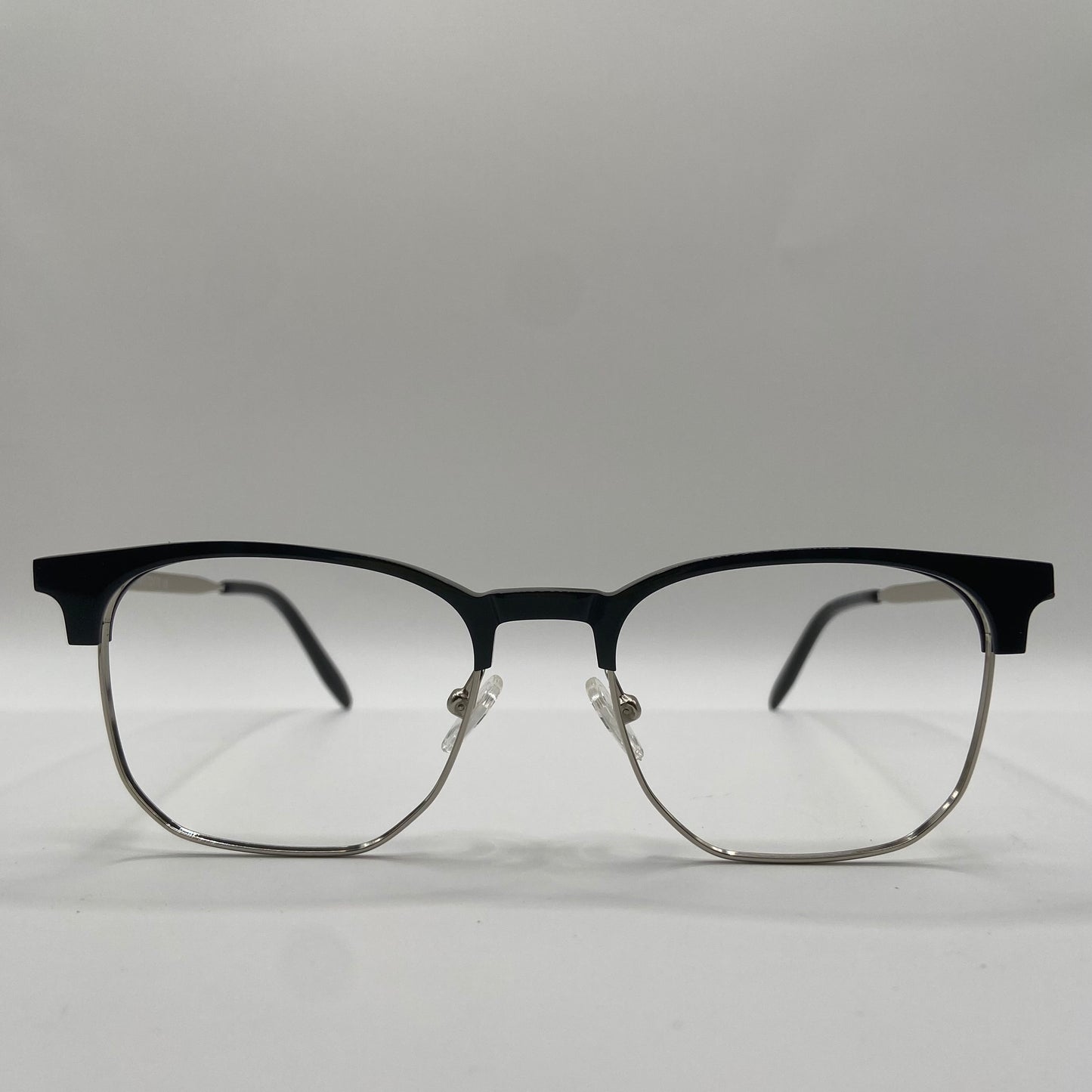 EN BRILLE MED HOLDNINGER