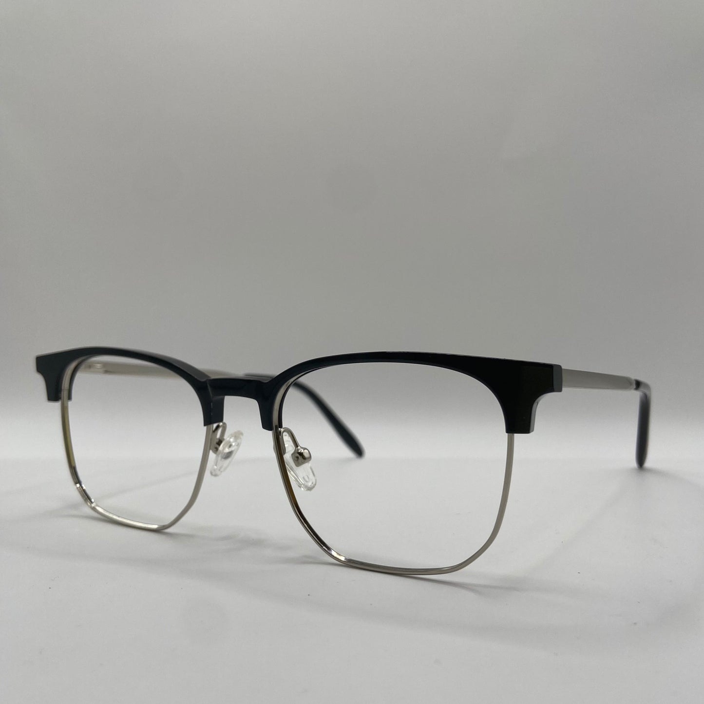 EN BRILLE MED HOLDNINGER