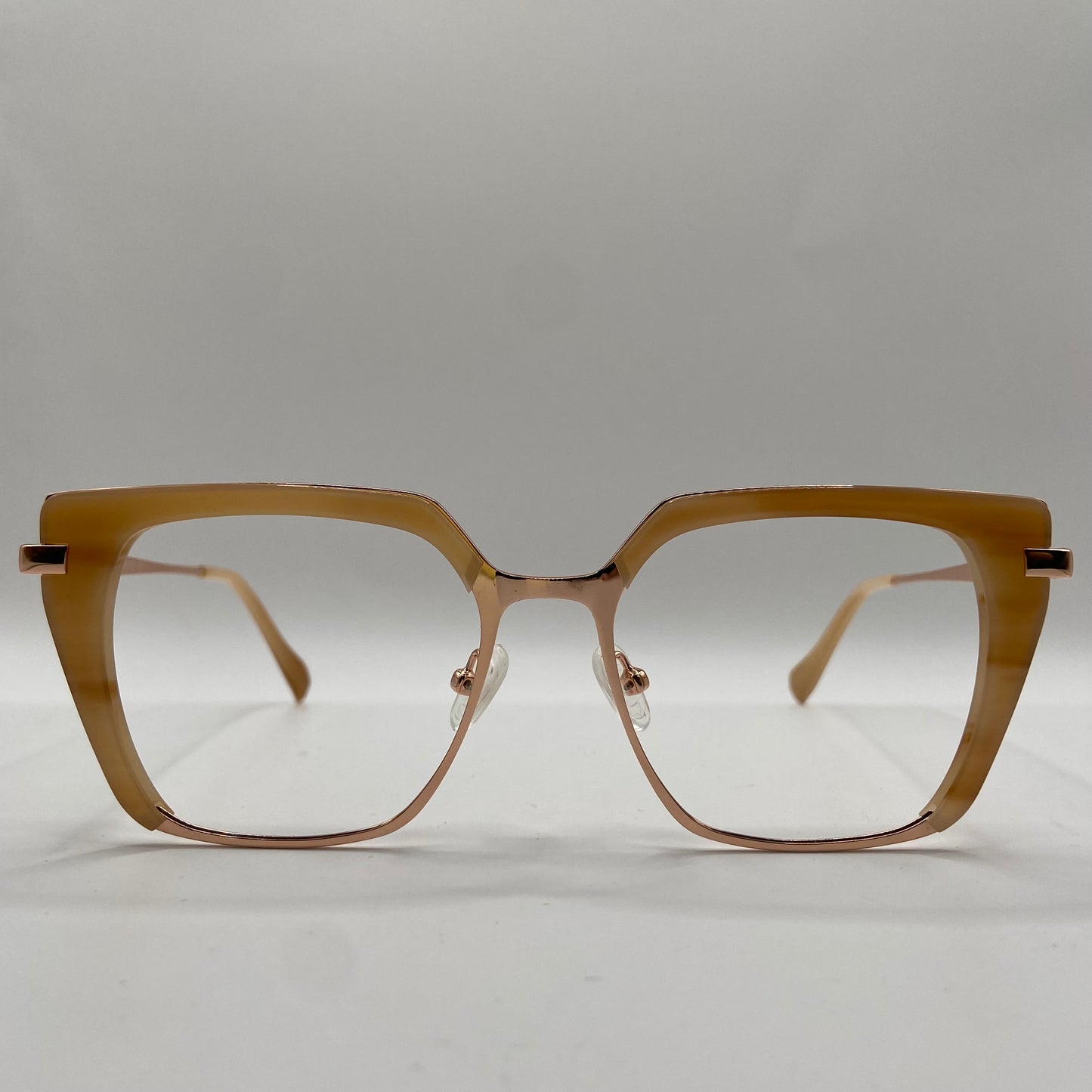 EN BRILLE PEBBET MED SELVTILLID