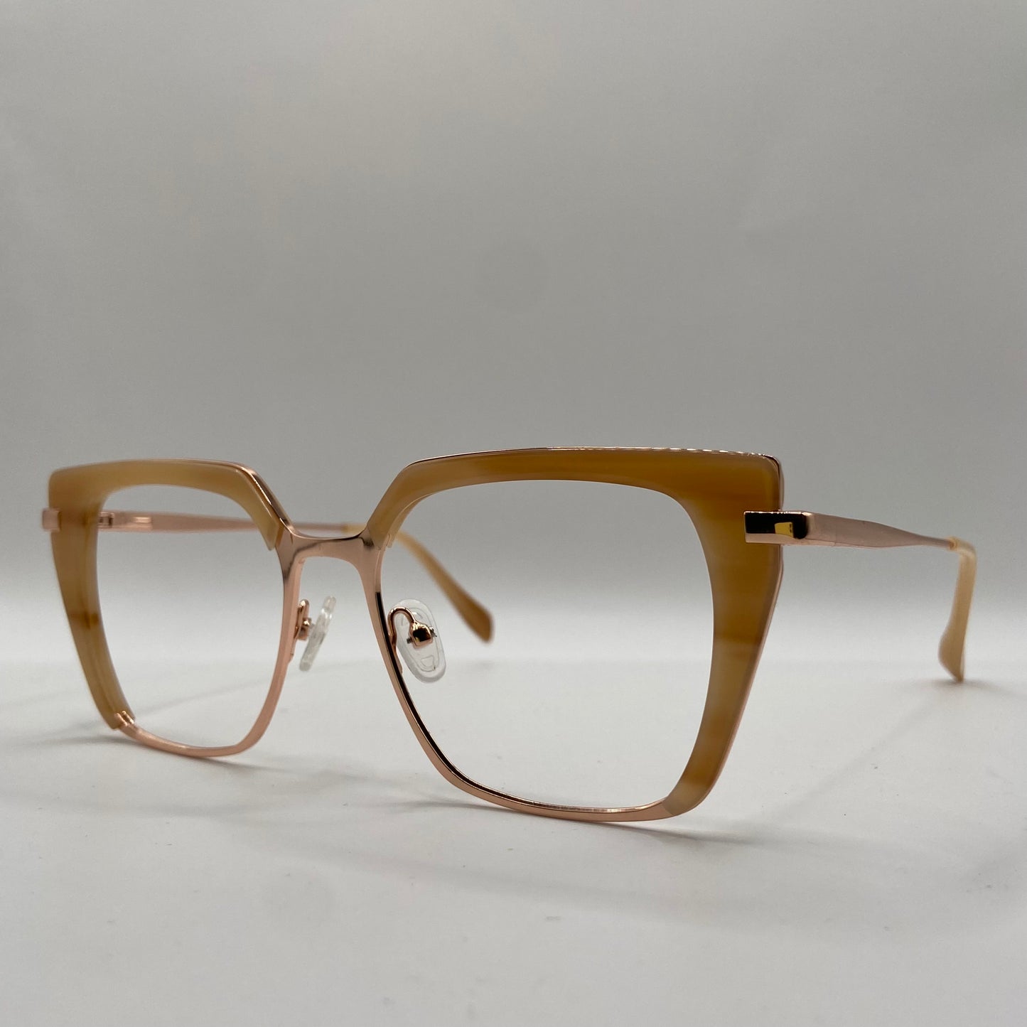 EN BRILLE PEBBET MED SELVTILLID