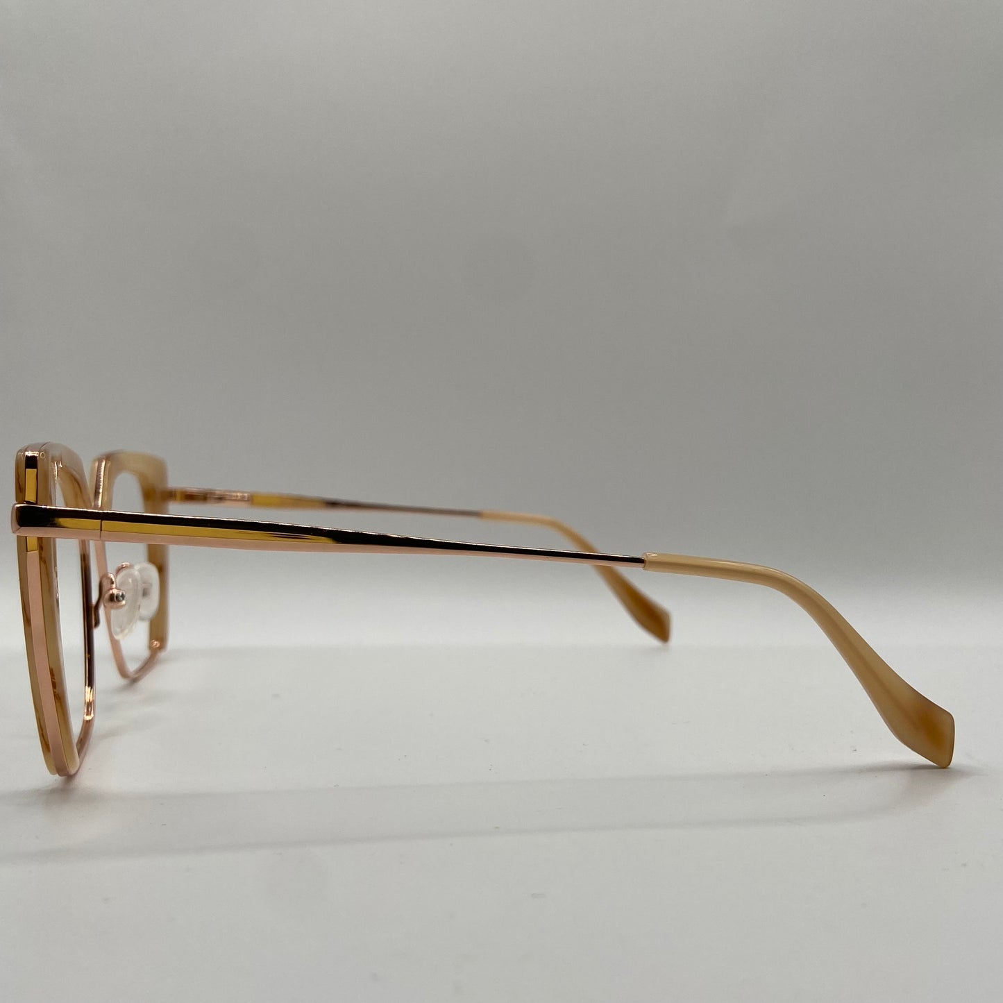 EN BRILLE PEBBET MED SELVTILLID