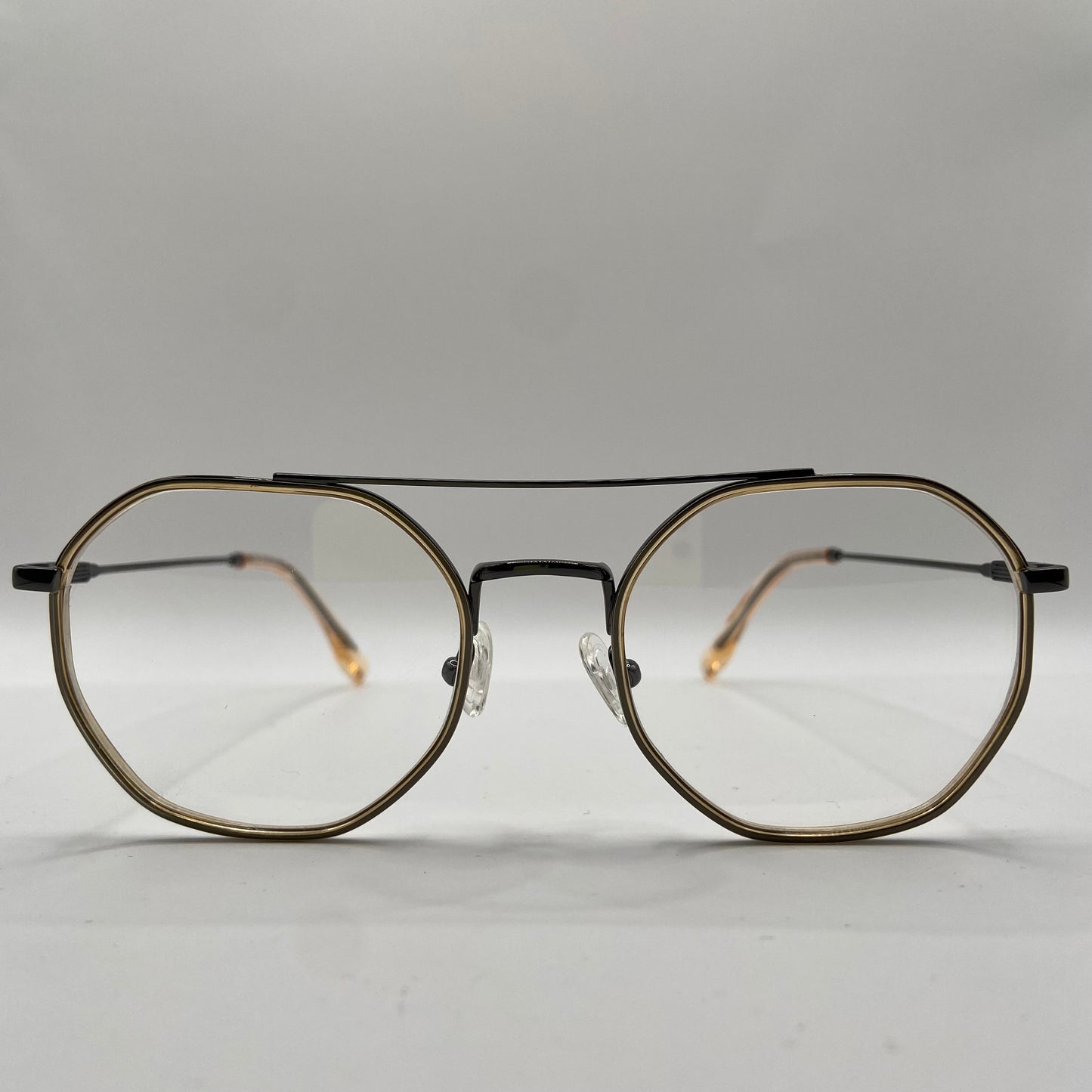 SMÅ DETALJER SKABER EN "SKÆV" BRILLE