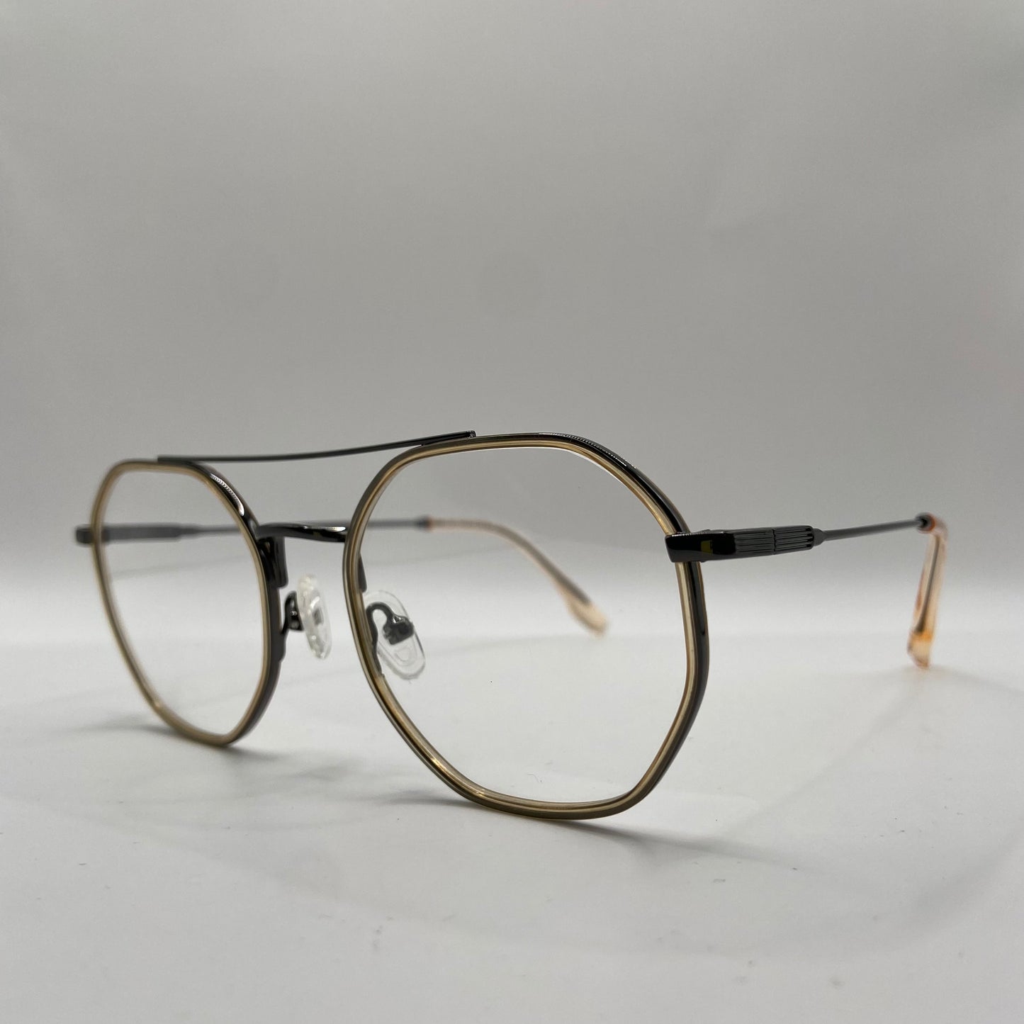 SMÅ DETALJER SKABER EN "SKÆV" BRILLE