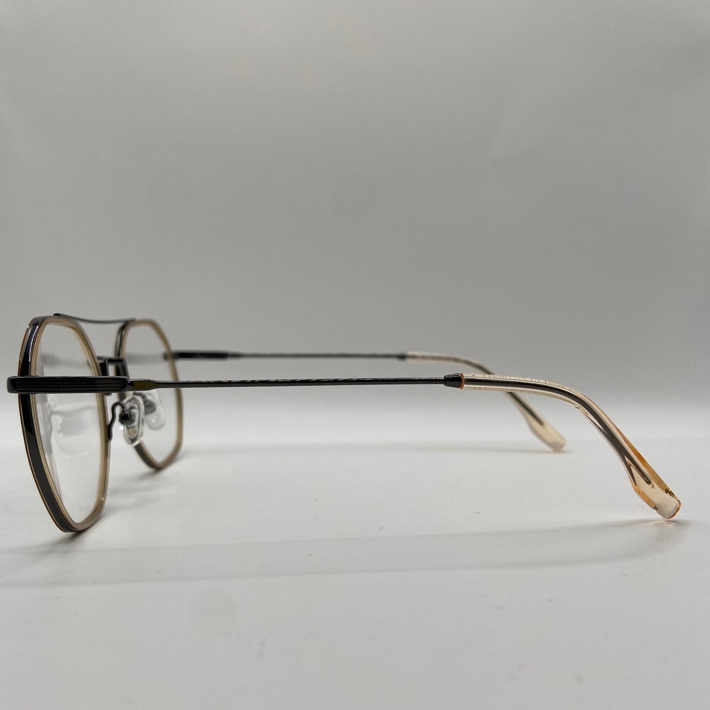 SMÅ DETALJER SKABER EN "SKÆV" BRILLE