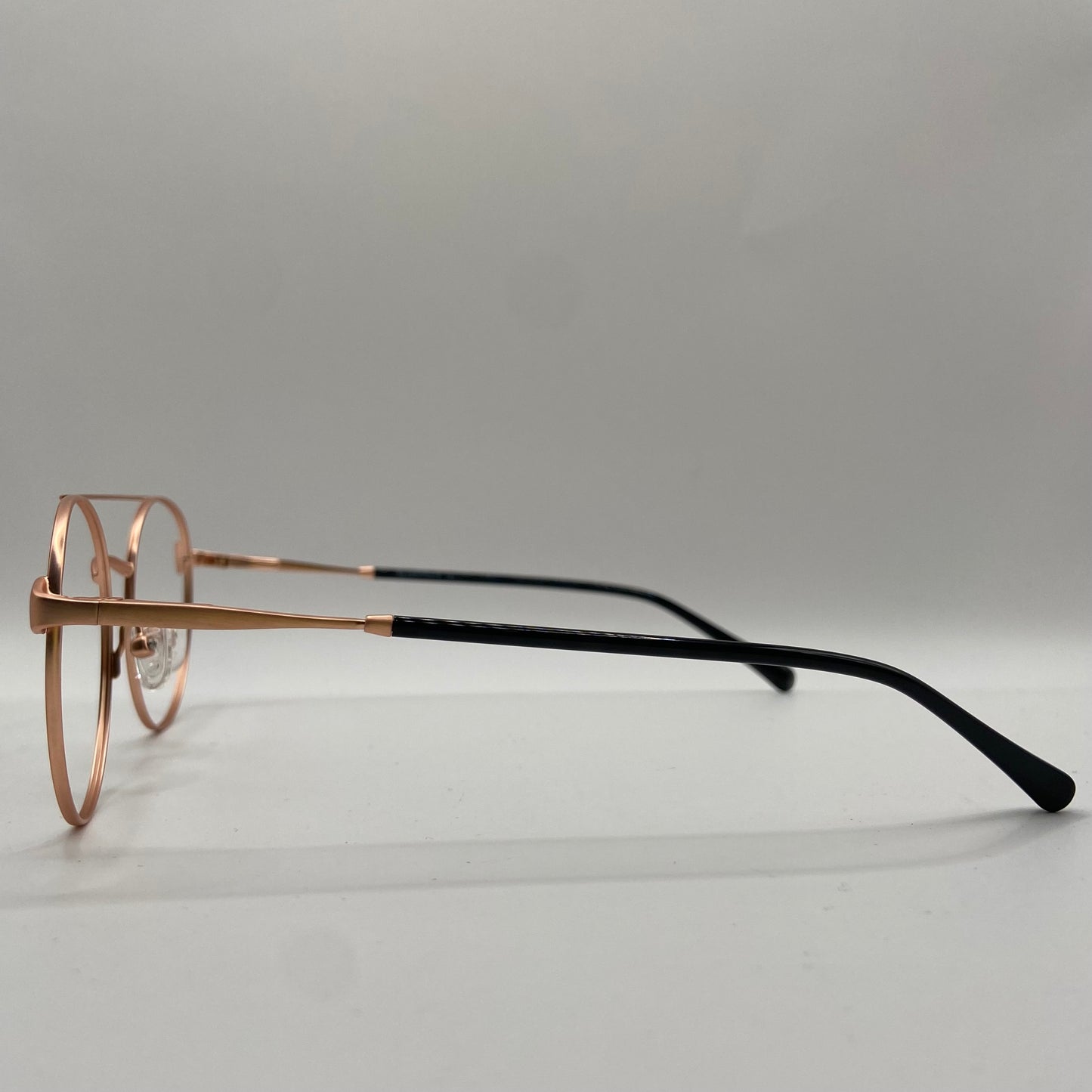 DEN RUNDE BRILLE HAR NOGET OVER SIG