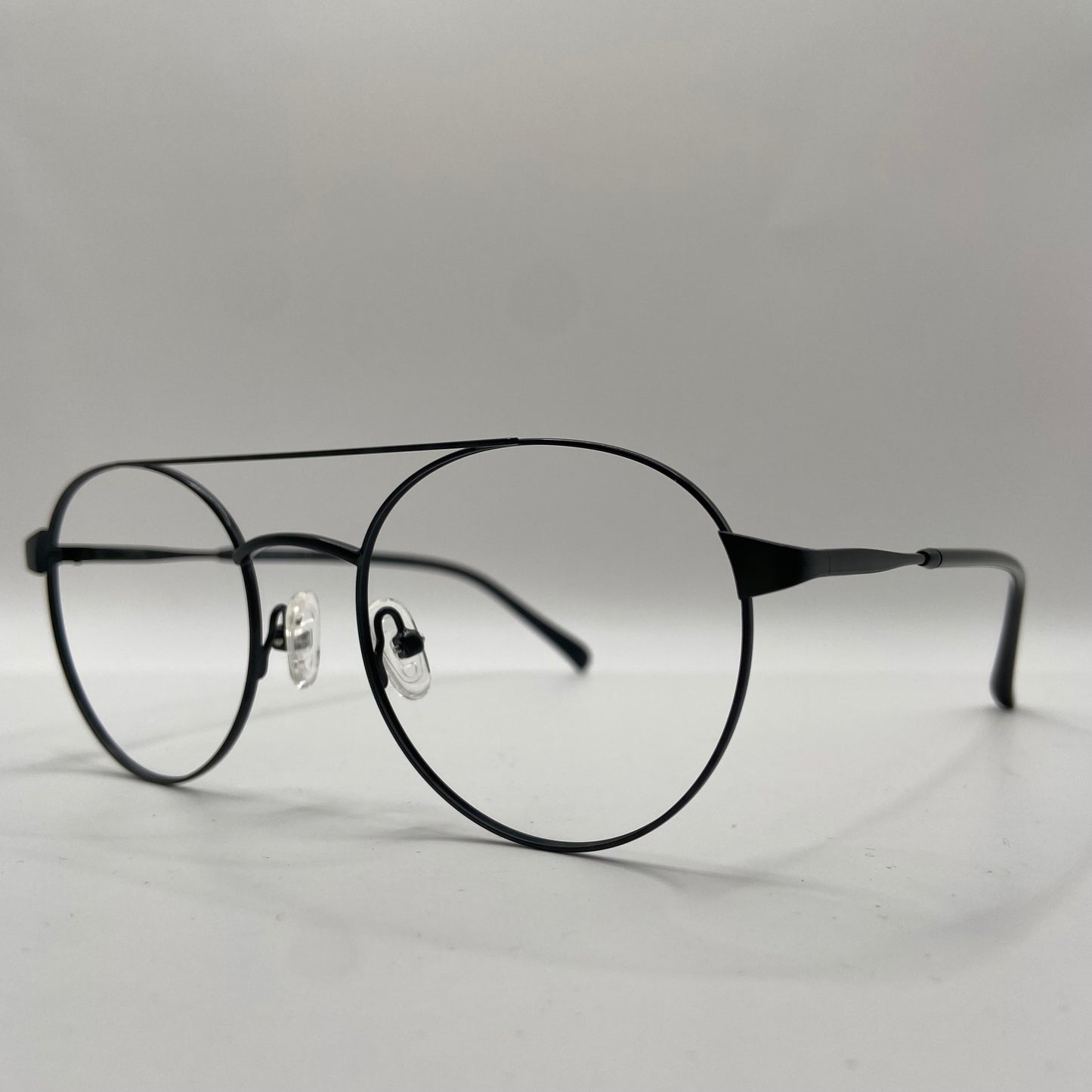 DEN RUNDE BRILLE HAR NOGET OVER SIG
