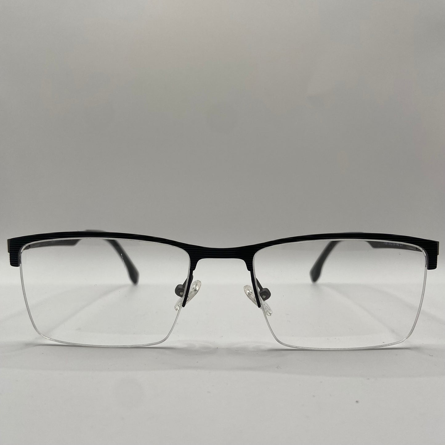 EN BRILLE DER HOLDER DET ENKELT