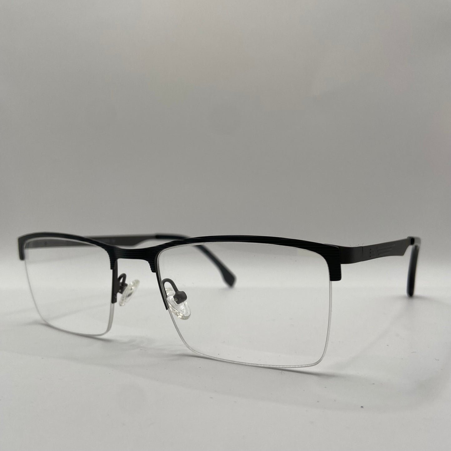 EN BRILLE DER HOLDER DET ENKELT