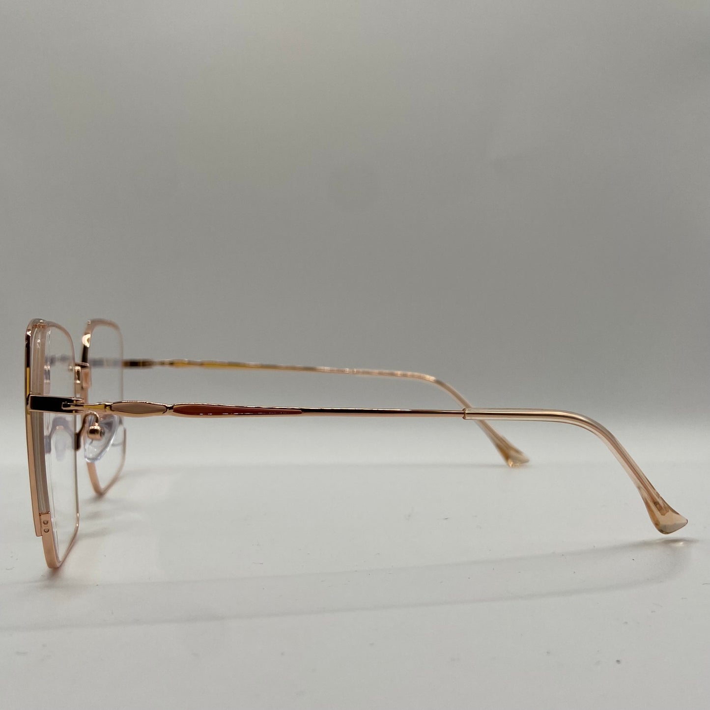 EN BRILLE MED ELEGANCE I LINJERNE