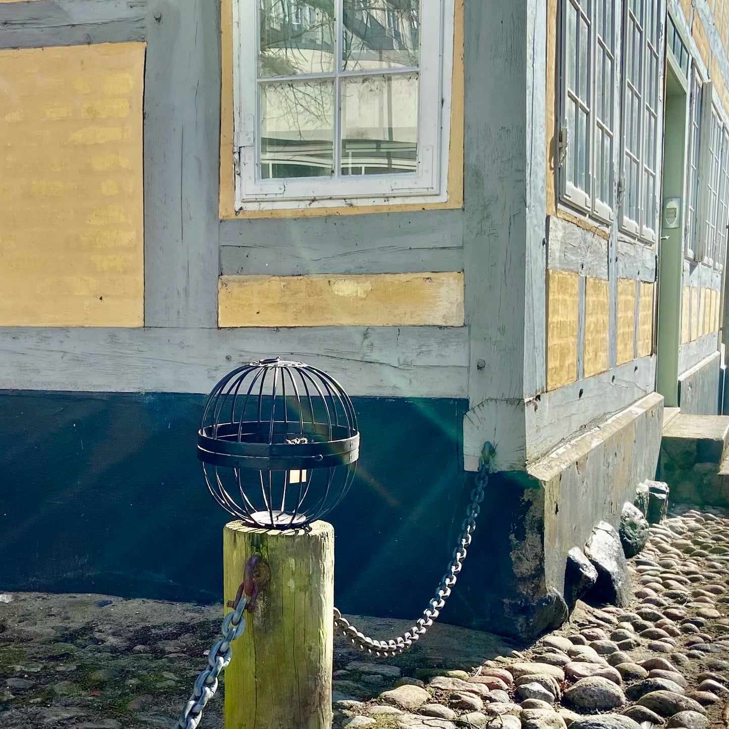 DEN KORTÆRMEDE LANTERNE