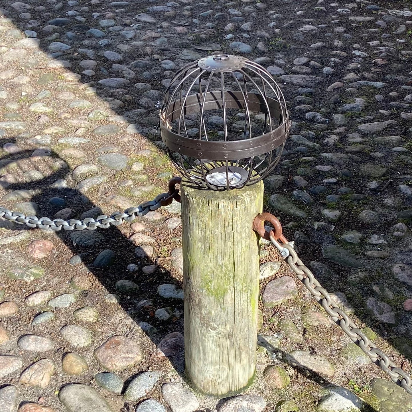 DEN KORTÆRMEDE LANTERNE