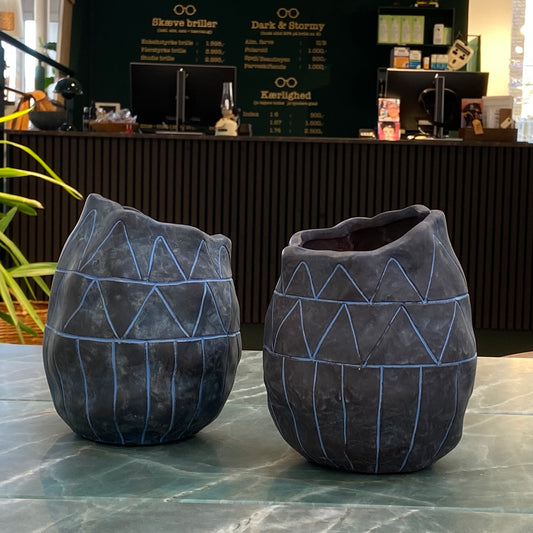 DEN BLÅ UTRADITIONELLE VASE