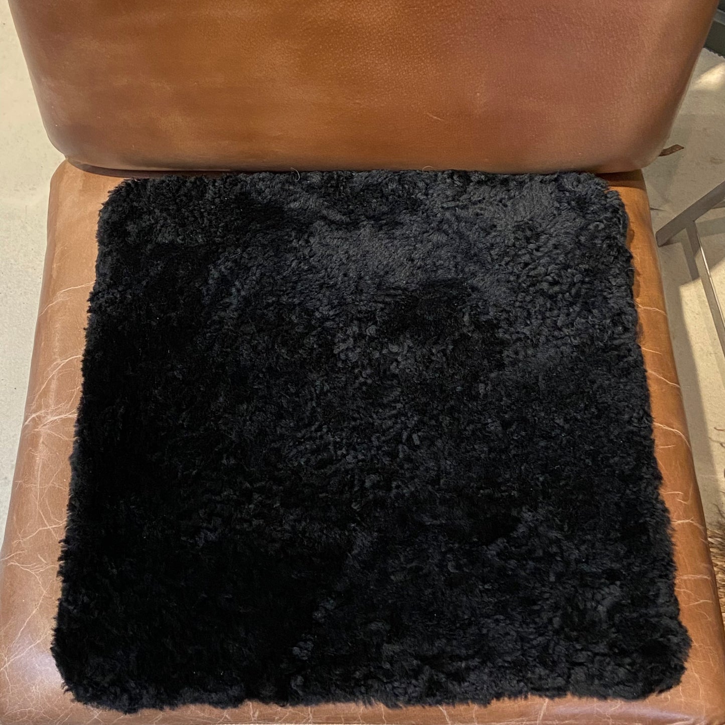 KRØLLET SORT PUDE 40X40