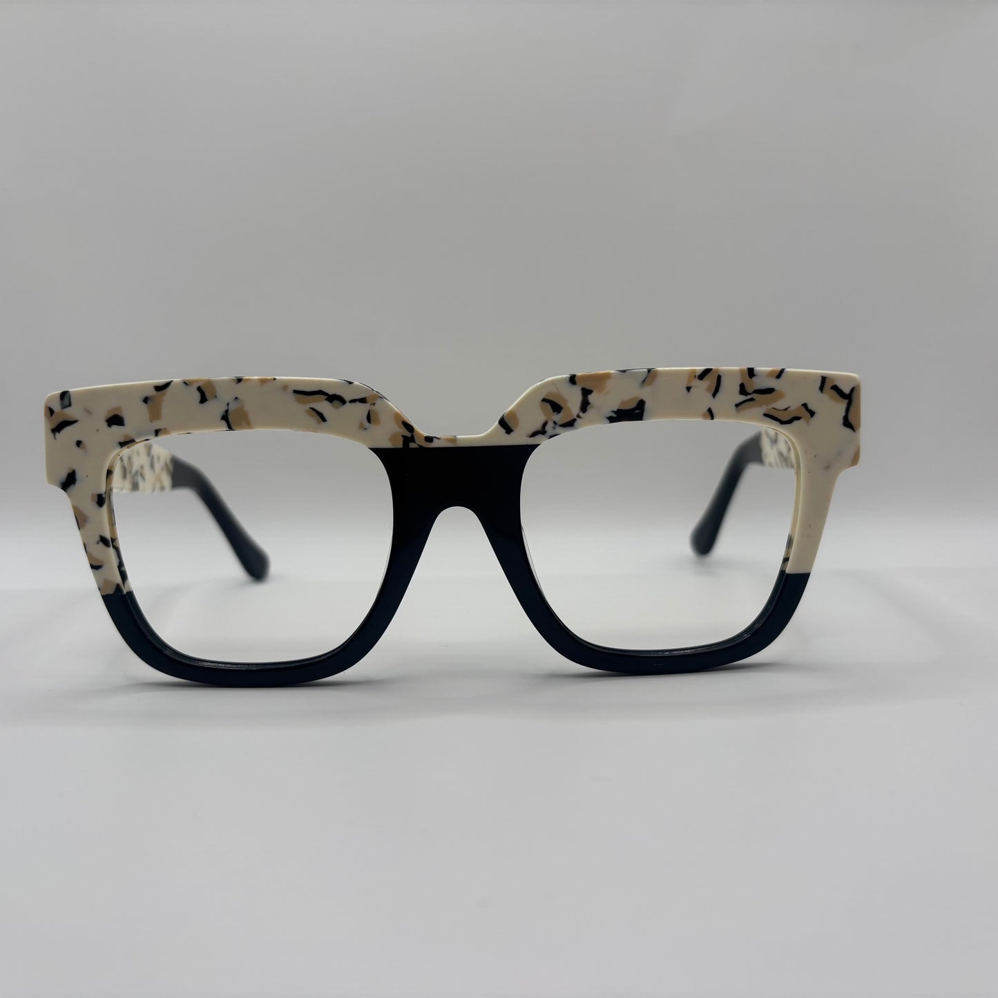 EN BRILLE MED 2 PERSONLIGHEDER