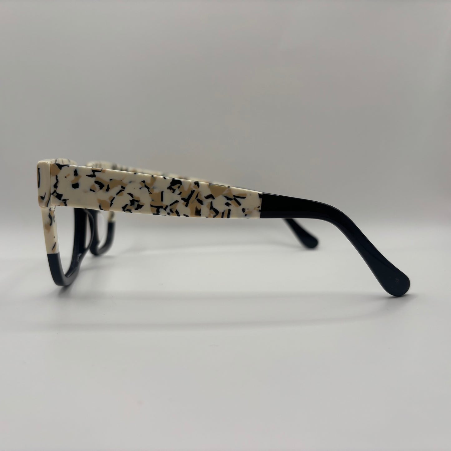 EN BRILLE MED 2 PERSONLIGHEDER