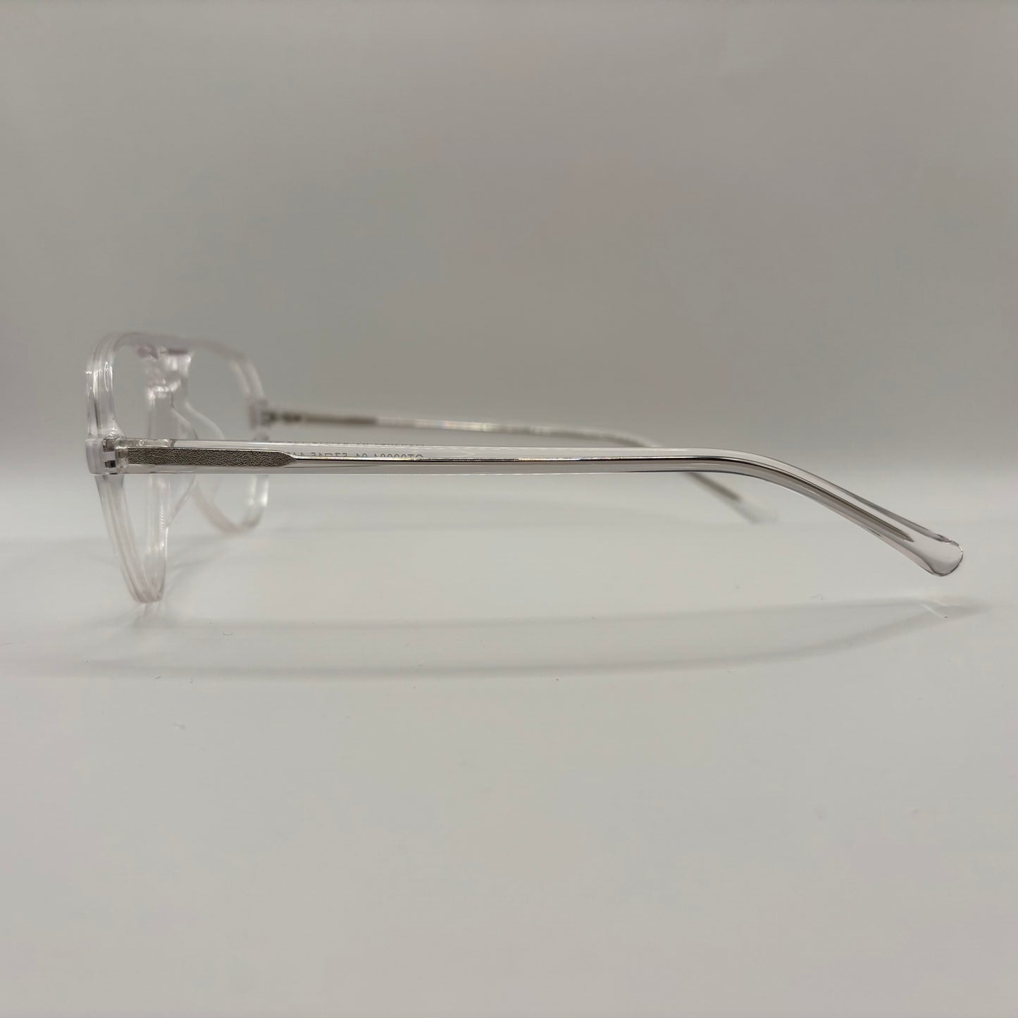 EN TRANSPARENT AVIATOR