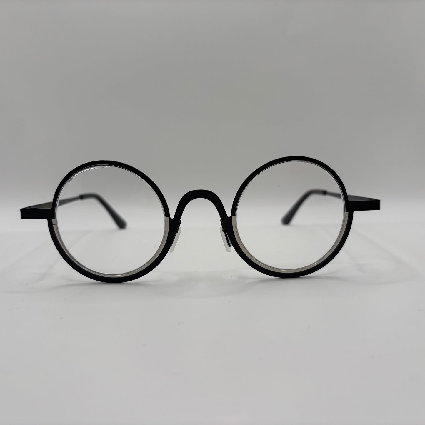 EN RUND BRILLE MED FINURLIG FARVEKOMBI