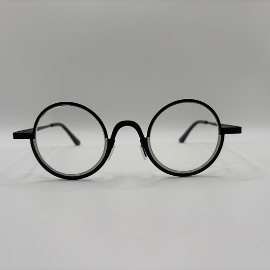 EN RUND BRILLE MED FINURLIG FARVEKOMBI