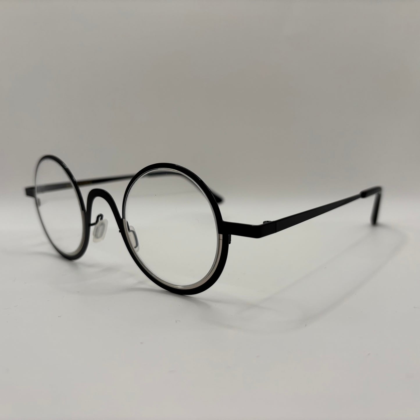 EN RUND BRILLE MED FINURLIG FARVEKOMBI