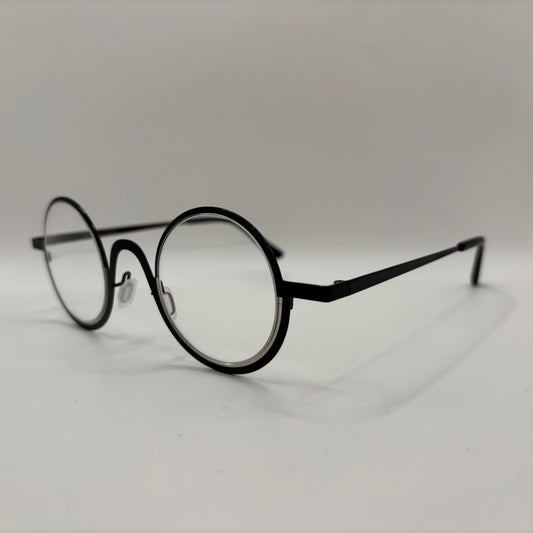 EN RUND BRILLE MED FINURLIG FARVEKOMBI