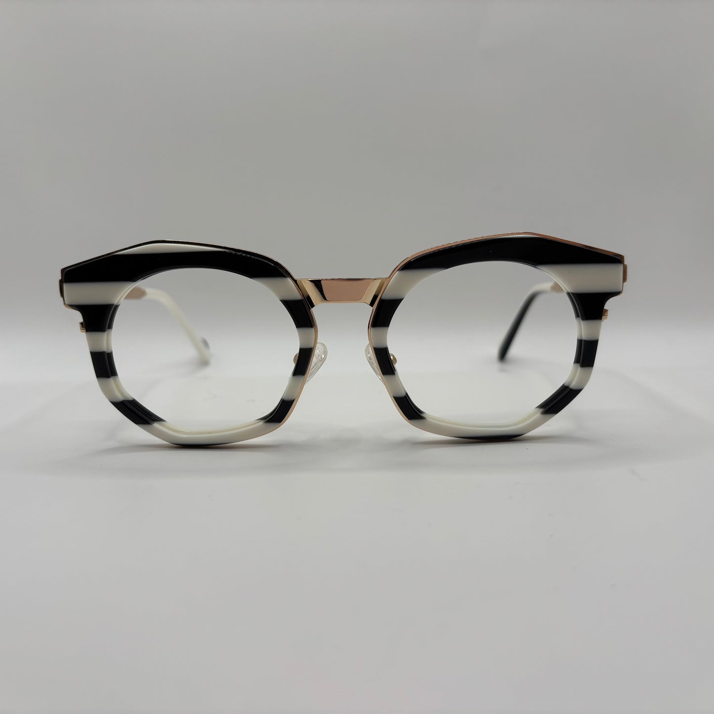STRIBET VIDUNDER AF EN SKØR BRILLE