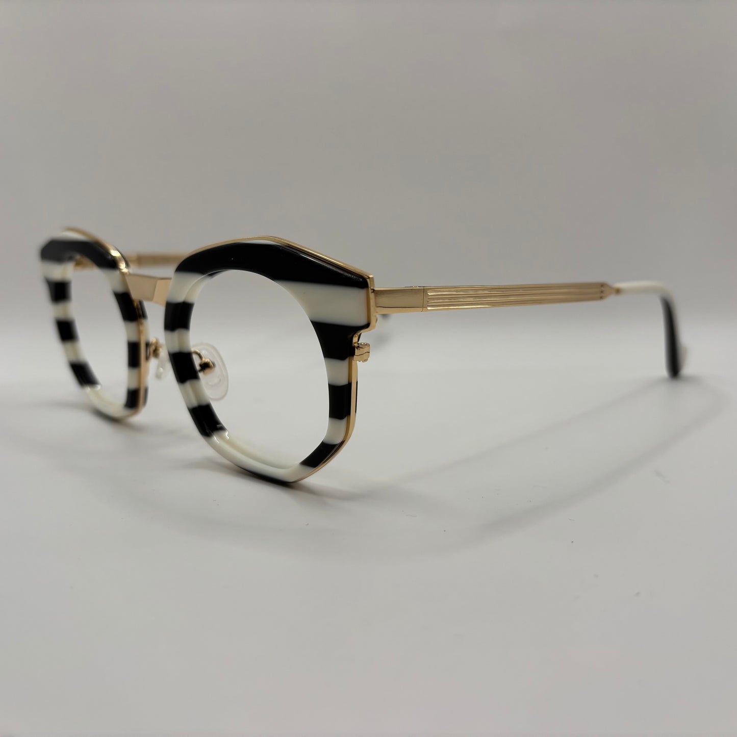 STRIBET VIDUNDER AF EN SKØR BRILLE