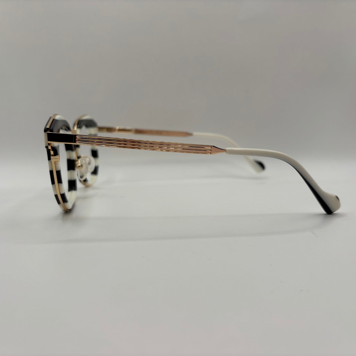 STRIBET VIDUNDER AF EN SKØR BRILLE