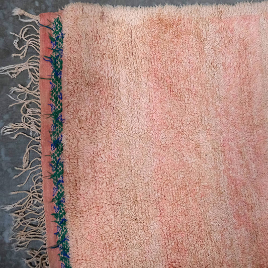 Stort marokkansk vintage tæppe i sart rosa