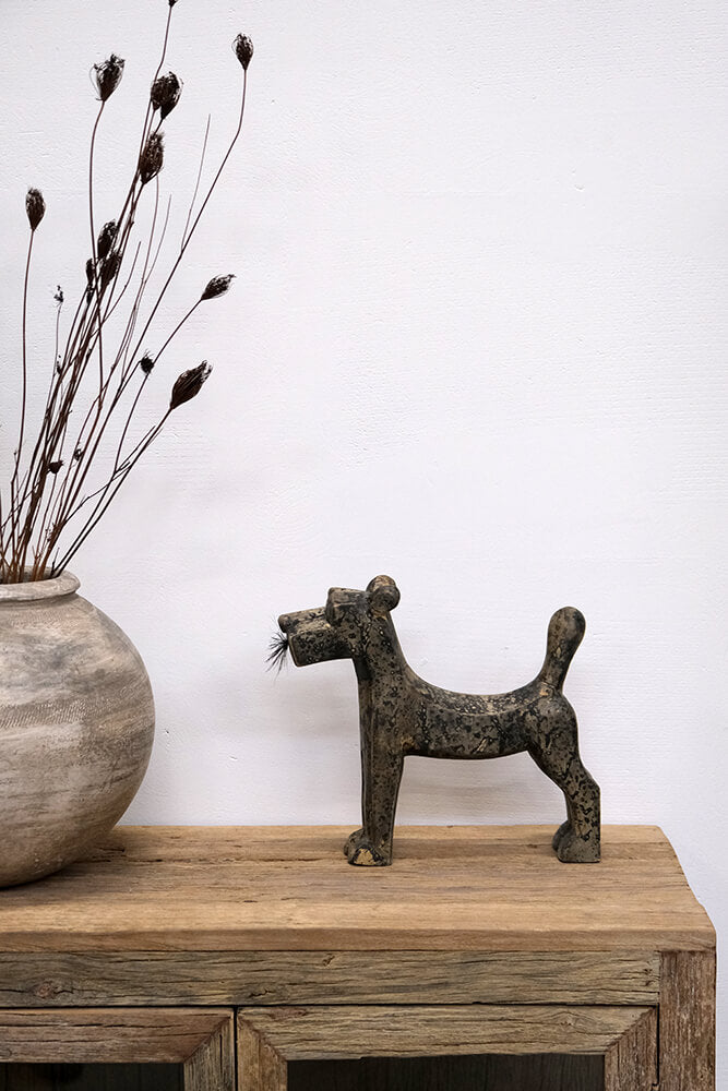 Devi håndskåret hund i træ