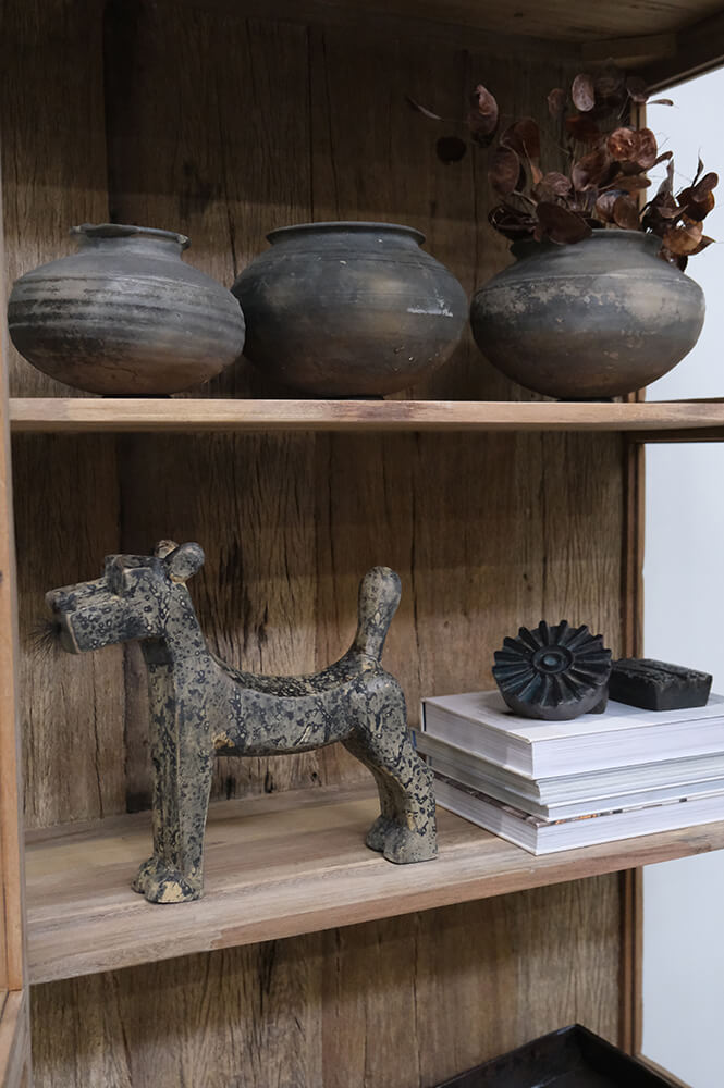 Devi håndskåret hund i træ