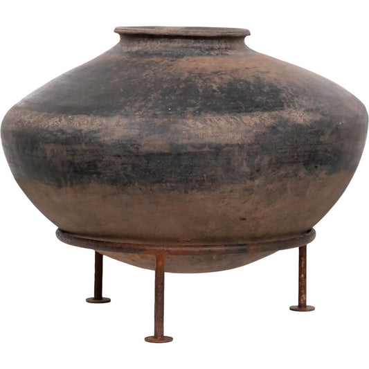 Rustik lerkrukke på jernfod
