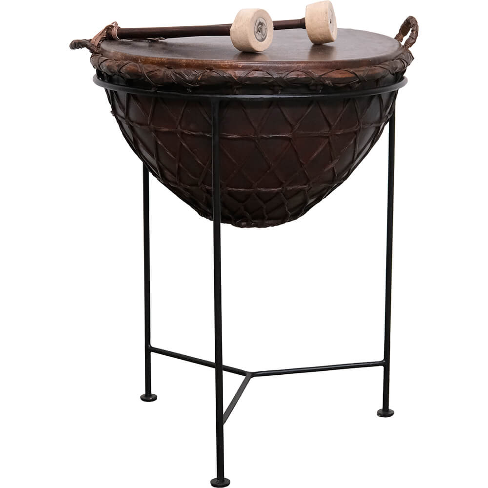 Gammel tromme med trommestikker