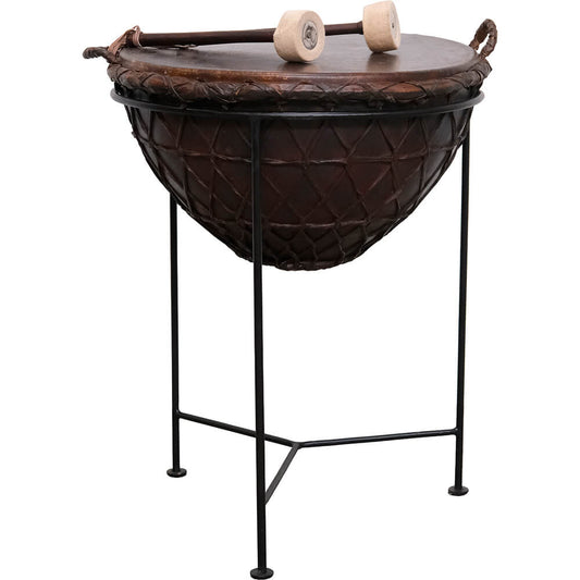 Gammel tromme med trommestikker