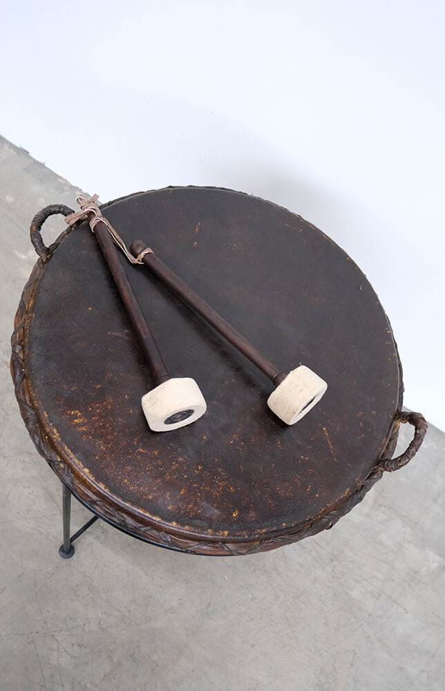 Gammel tromme med trommestikker