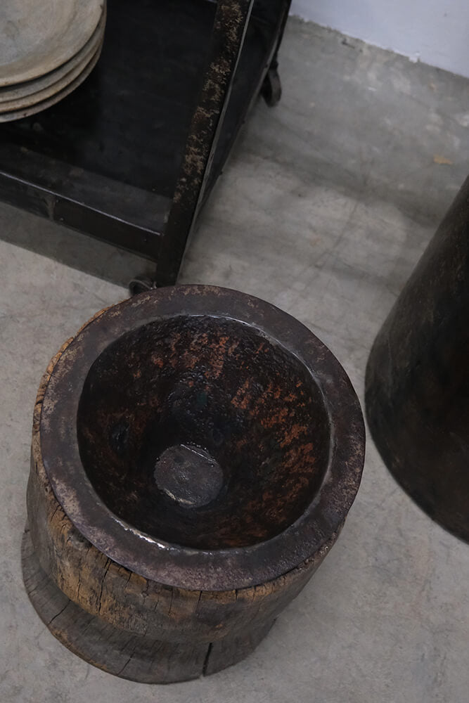 Gammel træbase med metalskål