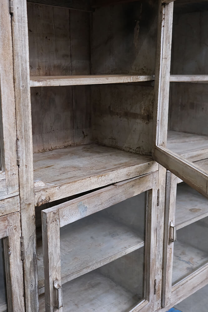 Stor unika vitrine med glaslåger