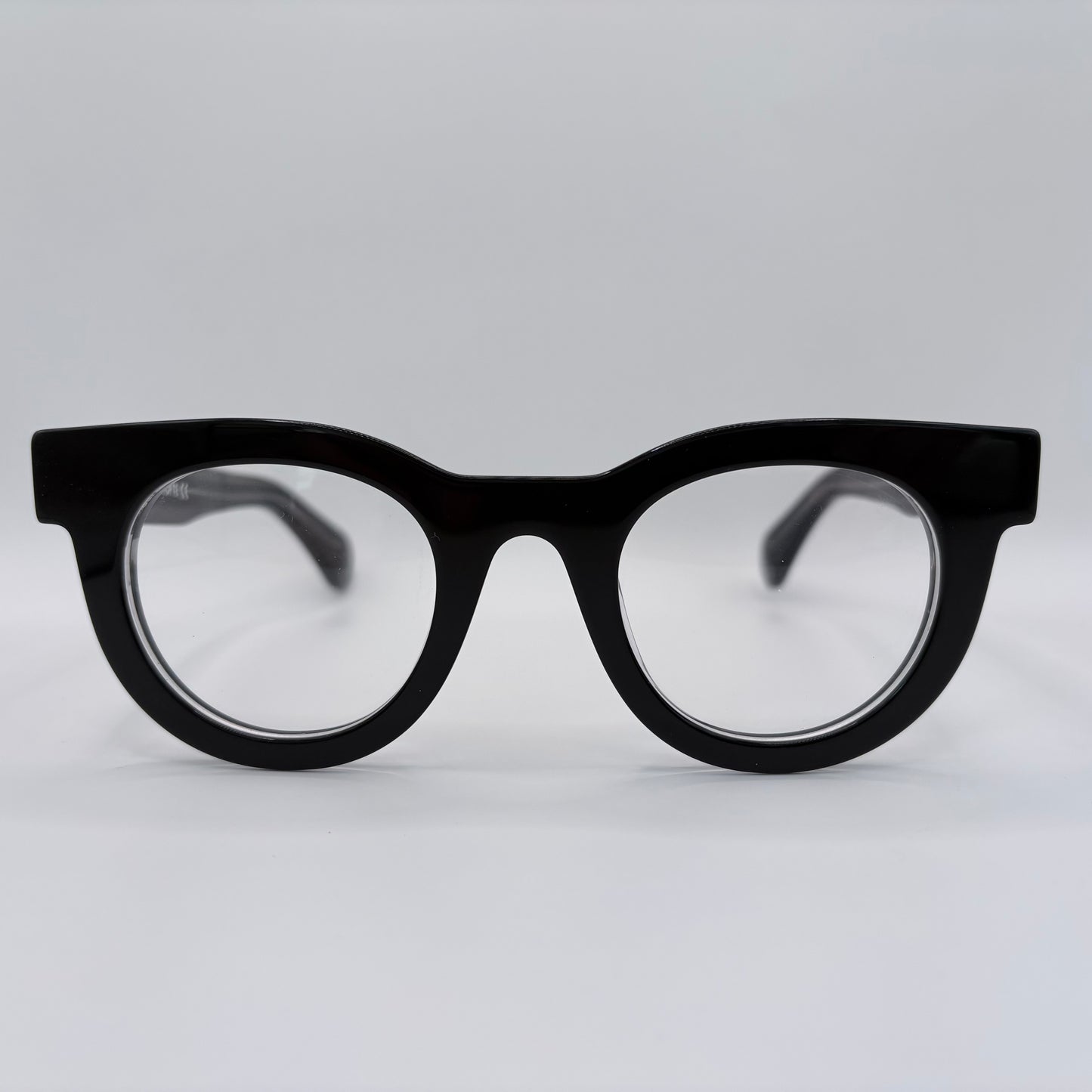 EN SKØN RUND BRILLE MED BREDE KANTER