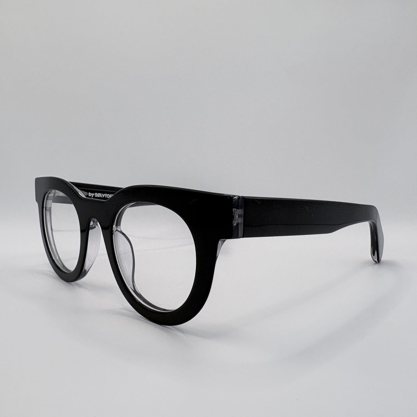 EN SKØN RUND BRILLE MED BREDE KANTER