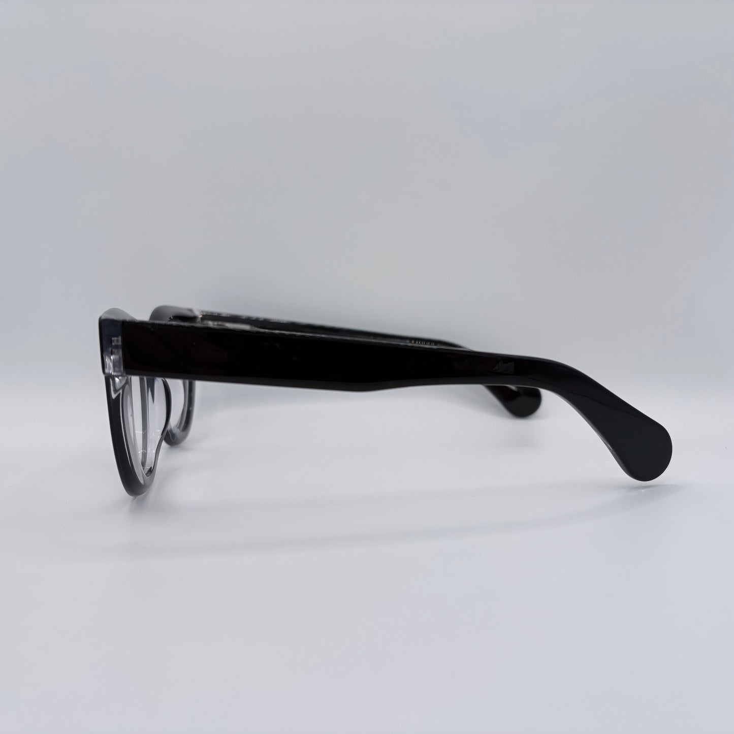 EN SKØN RUND BRILLE MED BREDE KANTER